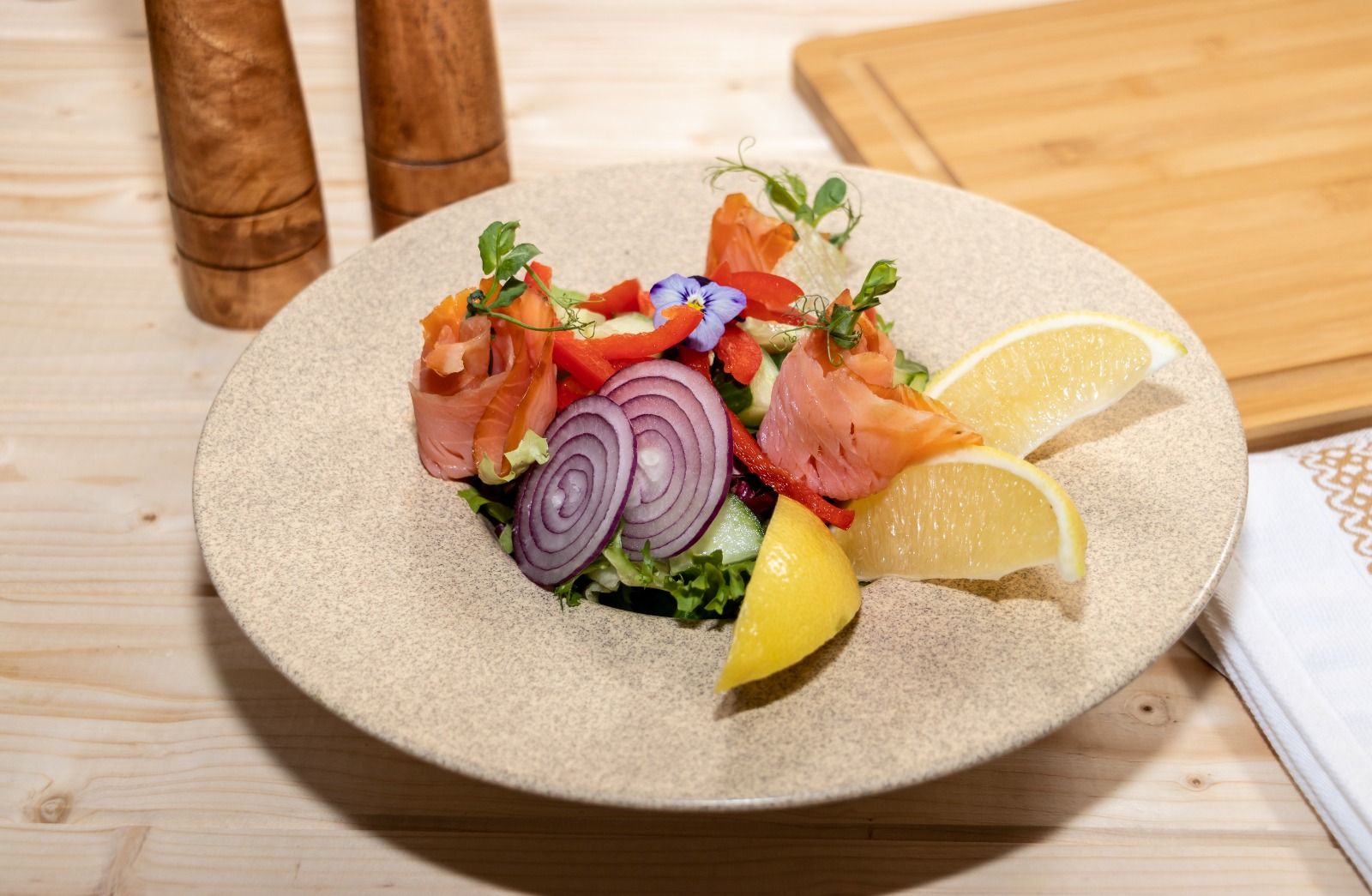 SALATA+CU+SOMON+FUME++-+MEATICA.jpeg